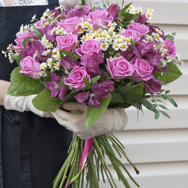 Букет из Роз, Ромашек и Альстромерий «Шелковая роскошь»