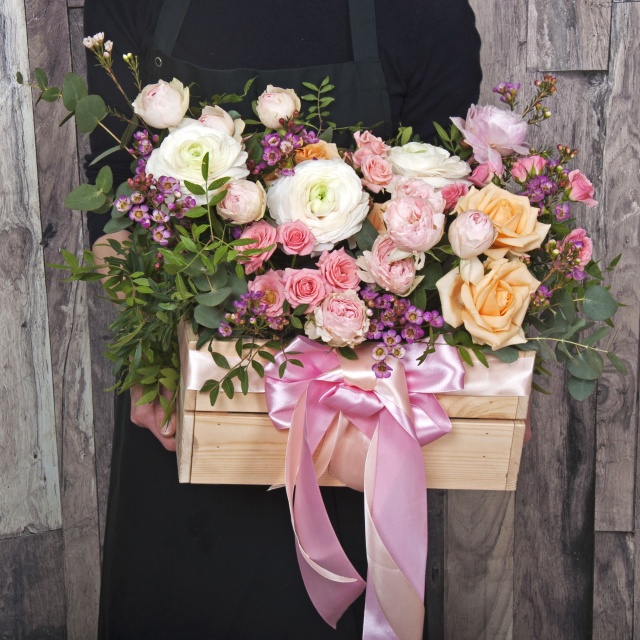 Композиция из Ранункулюсов и Роз в ящике «Весеннее послание»