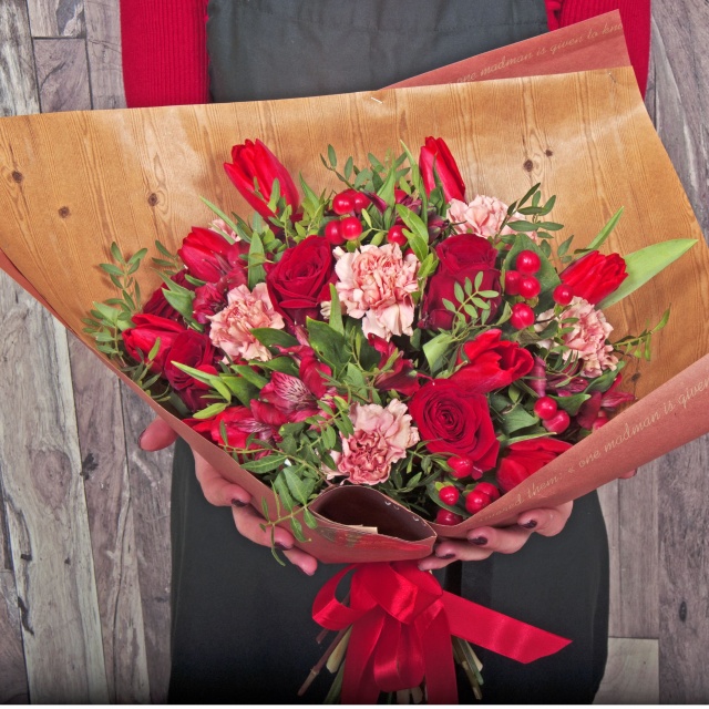 Букет из Тюльпанов, Роз и Гвоздик «Про любовь»