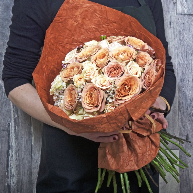 Букет из Роз и Ваксфлауэра «Крем-брюле»