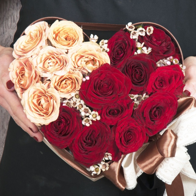 Композиция из Роз и Ваксфлауэра в коробке в виде сердца «Милой»