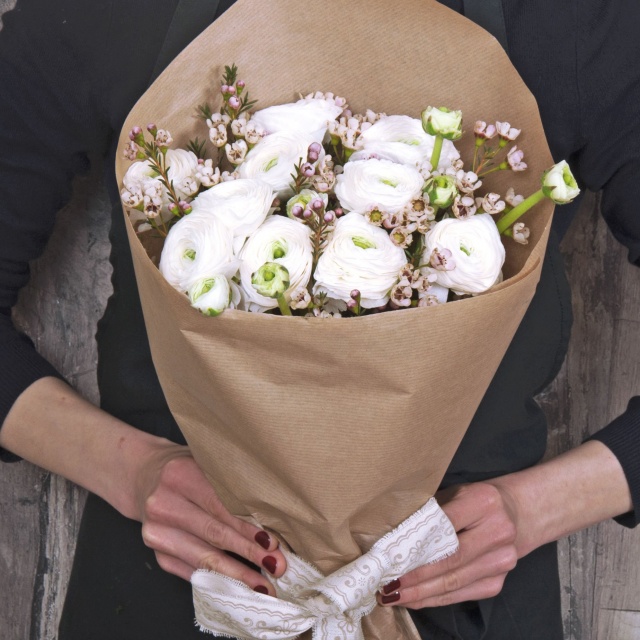 Букет из Ранункулюсов и Ваксфлауэра «Неповторимой»