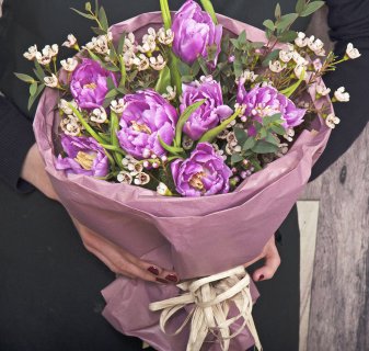 Букет из лиловых тюльпанов 