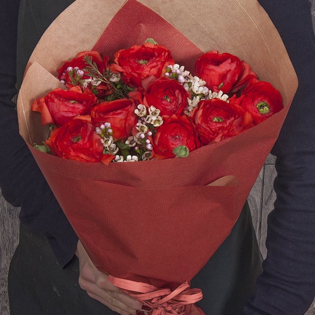 Букет из Ранункулюсов и Шамелациума «Красный ранункулюс»