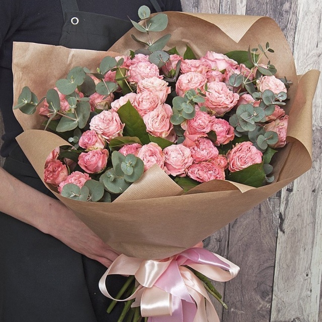 Букет из кустовых Роз и Эвкалипта «Нежная улыбка» Букет из кустовых Роз и Эвкалипта «Нежная улыбка»