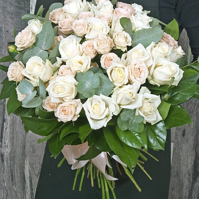 Букет из Роз и Эвкалипта «Нежный ветер»