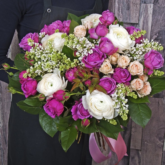 Букет из Сирени, Кустовых Роз и Ранункулюсов «Ванильное небо»