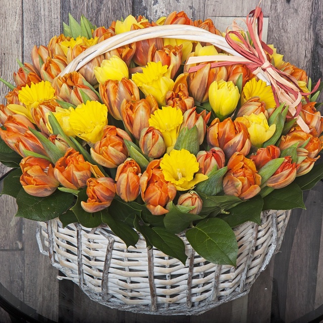 Композиция из Тюльпанов и Нарциссов в корзине «Весеннее настроение»