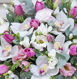 Корзина с тюльпанами и орхидеями 