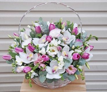 Корзина с тюльпанами и орхидеями 