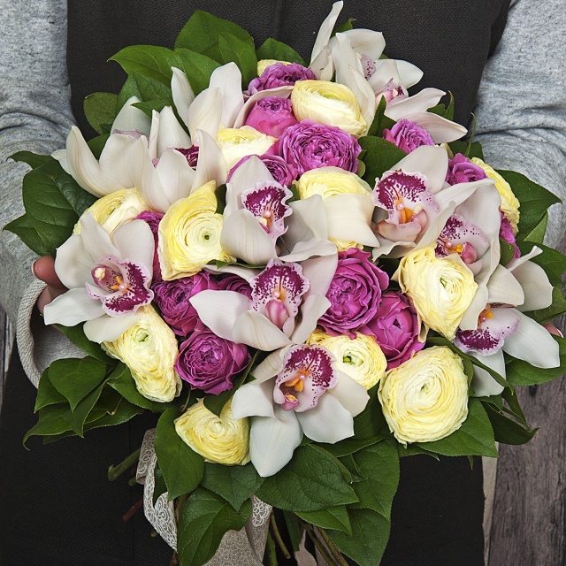 Букет из Роз, Ранункулюсов и Орхидей «Милая Фрэнсис»