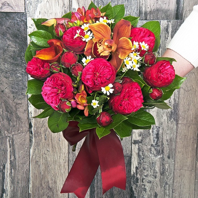 Букет из Роз, Орхидей и Ромашек «Каприз»