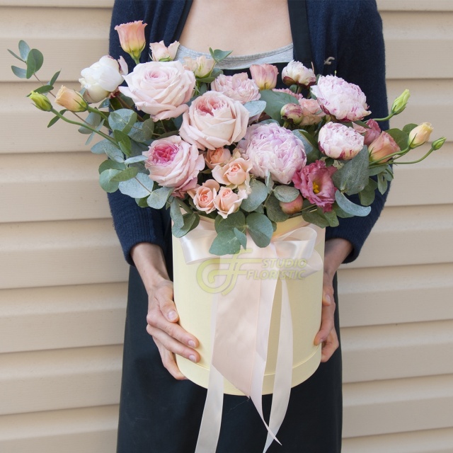 Композиция из Пионов, Эустомы и Роз в шляпной коробке «Весенняя роскошь»