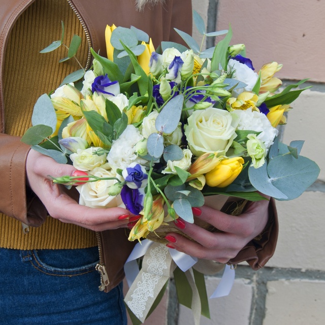 Букет из Роз, Тюльпанов и Лизиантусов «Первые цветы»