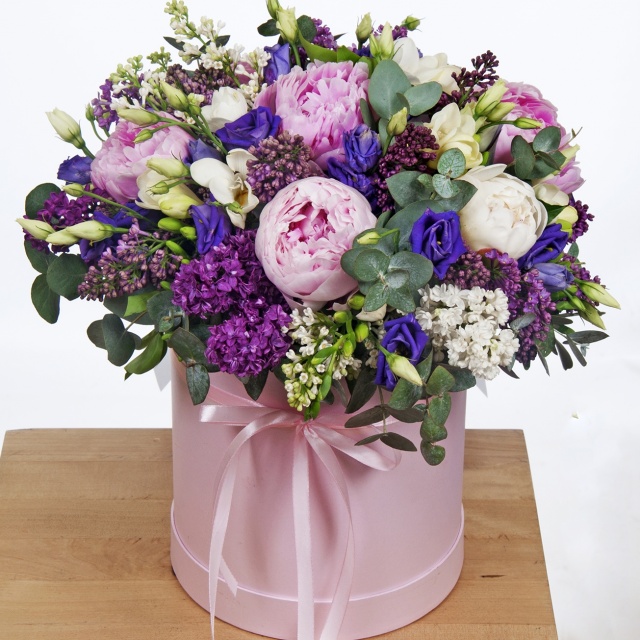 Композиция из Сирени, Пионов и Фрезий в шляпной коробке «Весенний восторг»