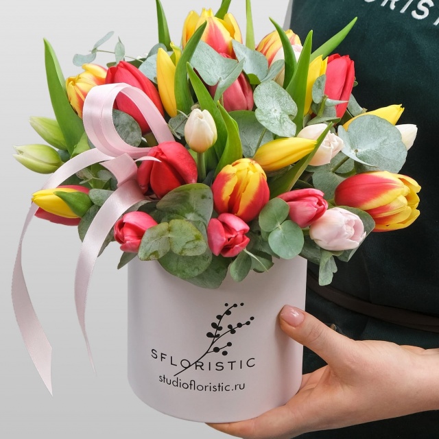 Композиция из Тюльпанов в шляпной коробке «Времена года»