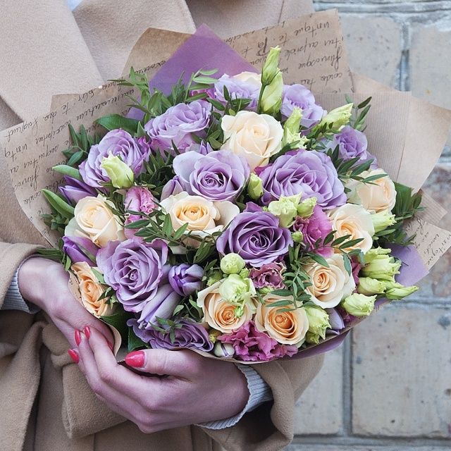 Букет из Роз, Тюльпанов и Лизиантуса «Софи»