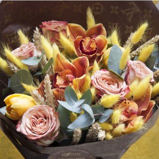 Букет из орхидей, тюльпанов и роз 