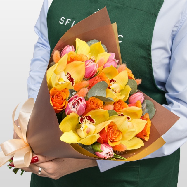 Букет из Орхидей, Тюльпанов и Роз «Манго»