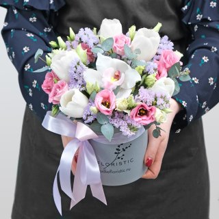 Коробка с тюльпанами и орхидеей 