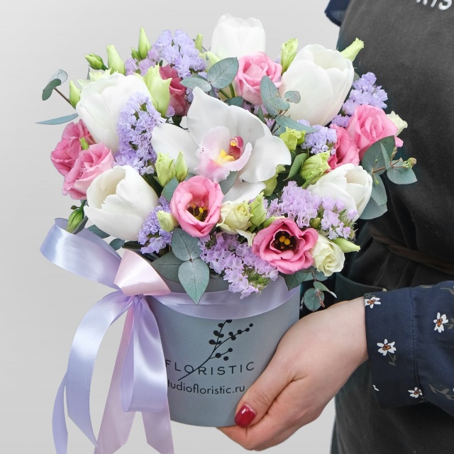 Композиция из Эустом, Тюльпанов и Орхидей в шляпной коробке «Маленькое чудо»