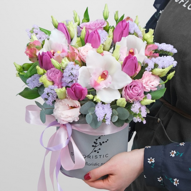 Композиция из Тюльпанов, Орхидей, Альстромерий в шляпной коробке «В духе города»