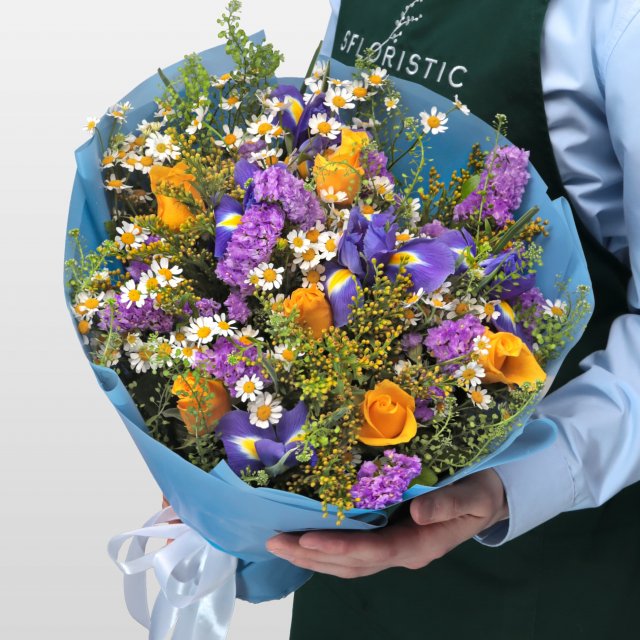 Букет из Ромашек, Роз и Ирисов «Полевой букет»