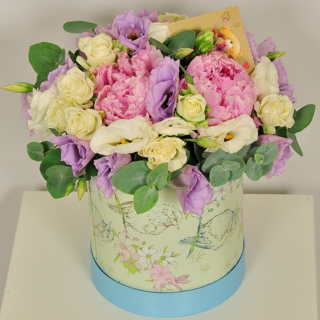 Композиция из Пионов, Эустом и Кустовых Роз в шляпной коробке «Барби»