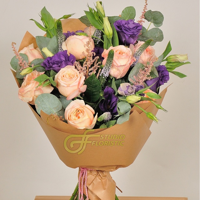 Букет из Пионовидной розы, Лизиантуса и Вероники «Париж подождет»