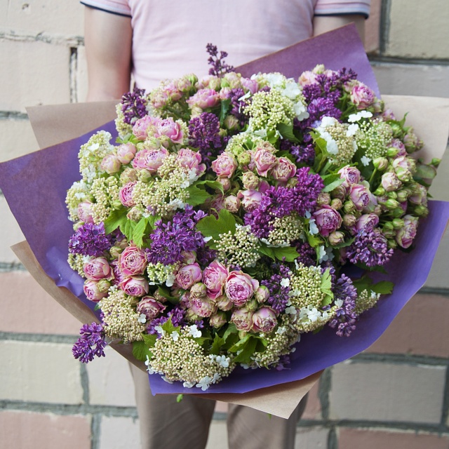 Букет из Розы кустовой и Сирени «До встречи с тобой»