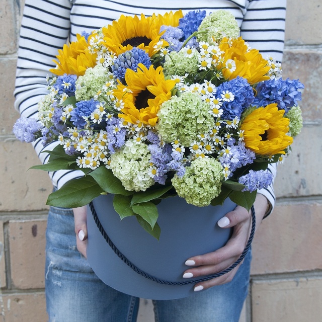 Композиция из Подсолнухов и Ромашек в шляпной коробке «Римские каникулы»