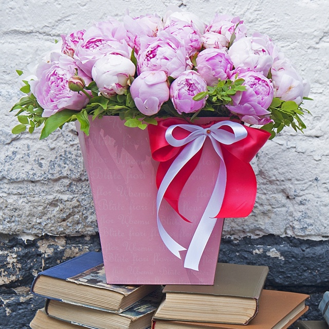 Композиция из Пионов в коробке «Магия пиона»