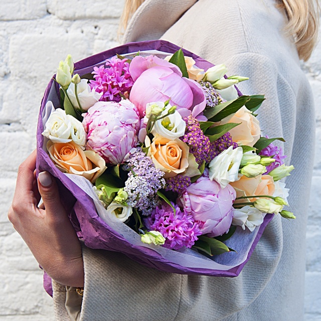 Букет из Пионов, Гиацинтов, Роз и Эустом «Глазурь» Букет из Пионов, Гиацинтов, Роз и Эустом «Глазурь»