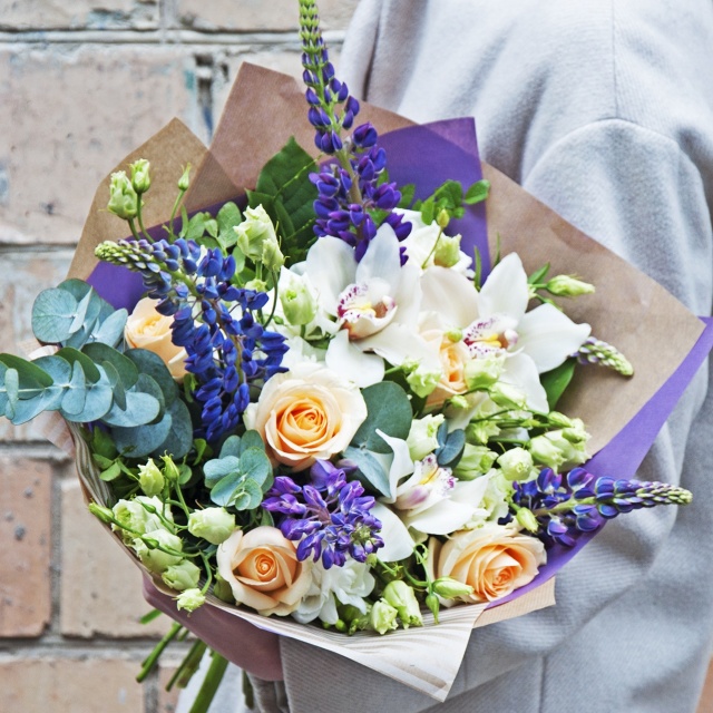 Букет из Орхидей, Роз, Лизиантуса «Пряности и страсти»