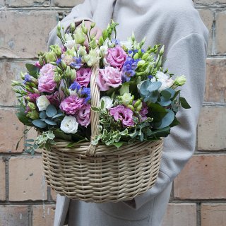 Корзина цветов из Лизиантуса, Фрезии 