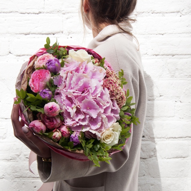 Букет из Гортензий, Роз, Гвоздик и Тюльпанов «Вкус чудес»