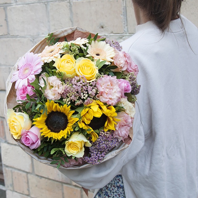 Букет из Подсолнухов, Гермини и Роз «Луговой букет»