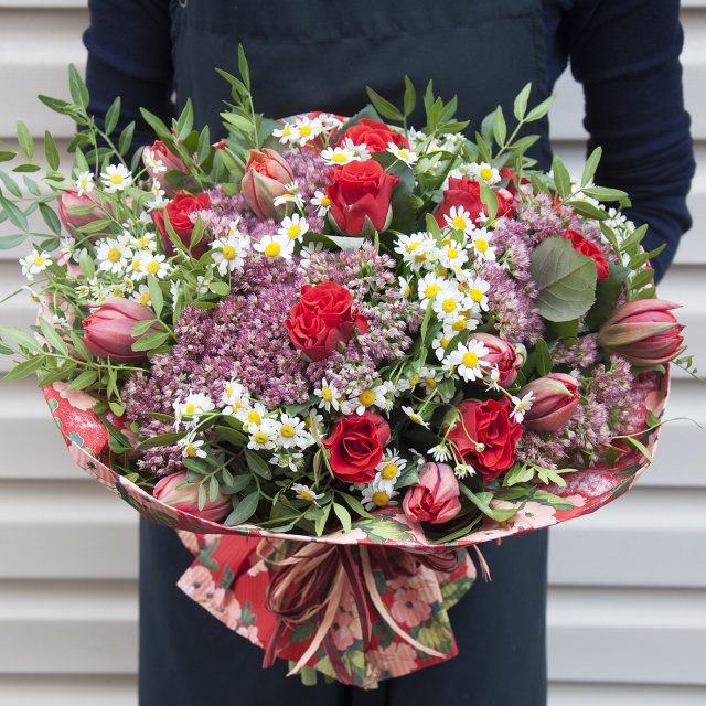 Букет из Роз, Тюльпанов и Ромашек «Мастер и Маргарита»