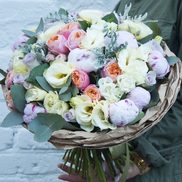 Букет из Пионов, Роз и Лизиантусов «Ласковый миг»