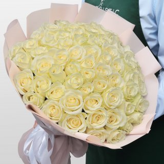 Букет из Роз Кения 60 см 61 шт «Лунное сияние»