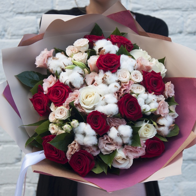 Букет из Роз, Лизиантусов и Хлопка «Флорентина»