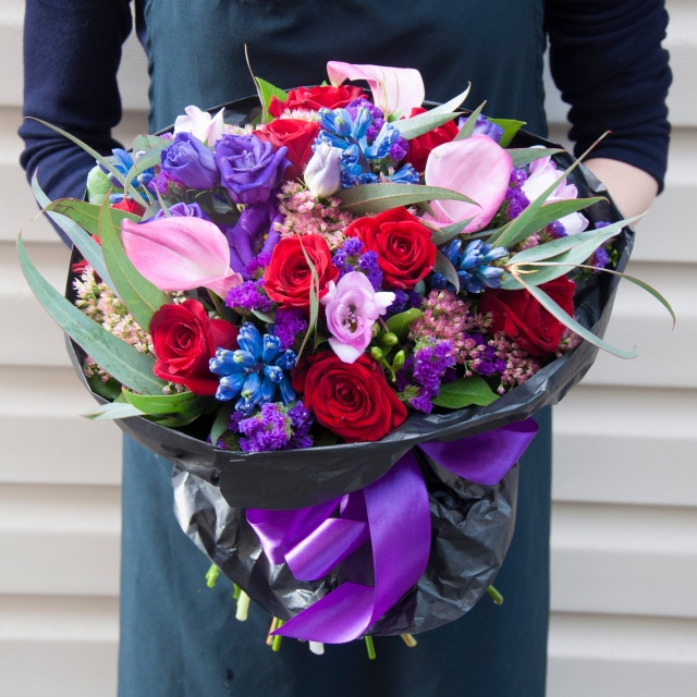 Букет из Роз, Лизиантуса, Калл и Гиацинтов «Волнующий бриз»