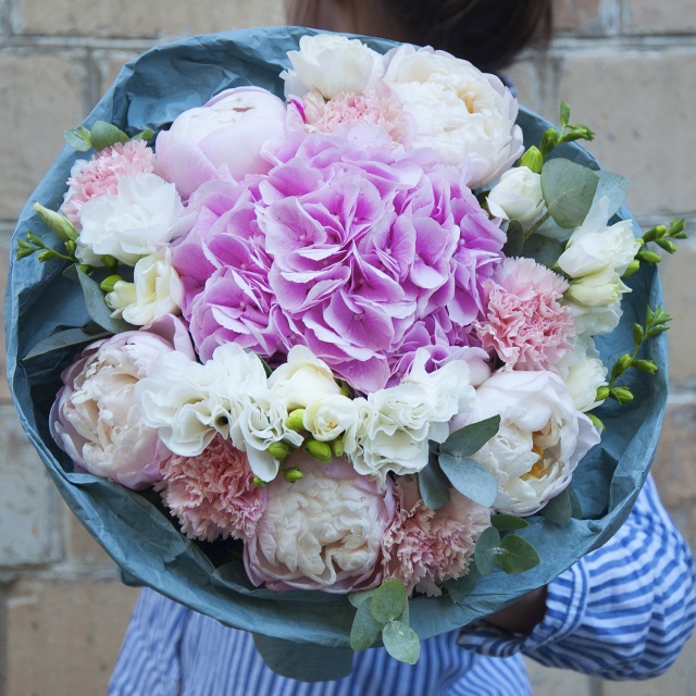 Букет из Пионов, Гвоздик и Фрезий «Карамель»