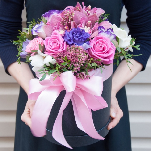 Композиция из Роз, Фрезий и Эустом в шляпной коробке «Ричард Роуз»