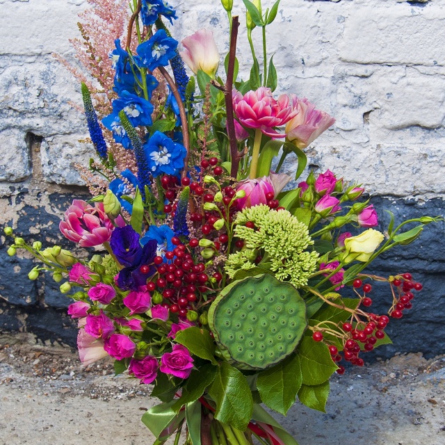 Букет из Роз, Тюльпанов, Эустом и Лотуса «Эхо природы»