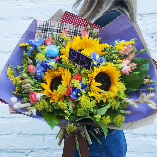 Букет из Подсолнухов, Ирисов и кустовых Роз «Звонок на урок»
