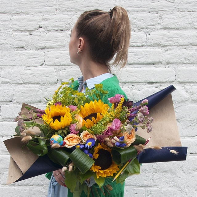 Букет из Подсолнухов, Роз, Ирисов и Эустомы «Пятерка»