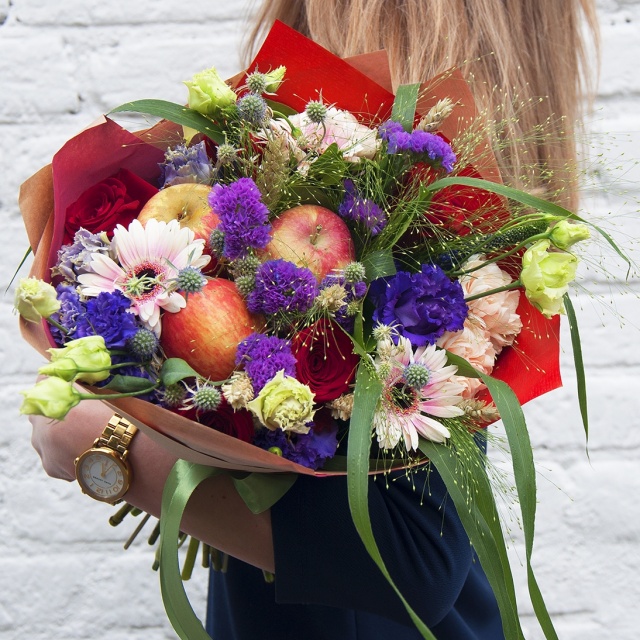 Букет из Роз, Гермини, Лизиантусов и Яблок «Сентябрь»
