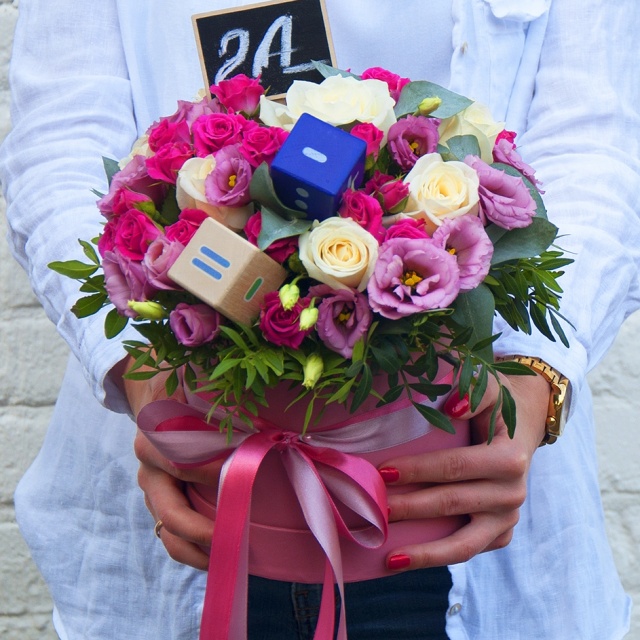 Композиция из Роз и Лизиантусов в шляпной коробке «Первый урок» Композиция из Роз и Лизиантусов в шляпной коробке «Первый урок»