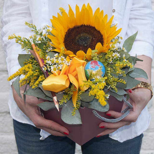 Композиция из Подсолнуха, Ромашек и Солидаго в шляпной коробке «Школа» Композиция из Подсолнуха, Ромашек и Солидаго в шляпной коробке «Школа»